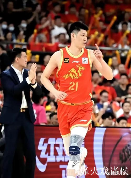 王博批评全队表现，胡金秋承诺总结，辽宁赛后发布会气氛紧张。