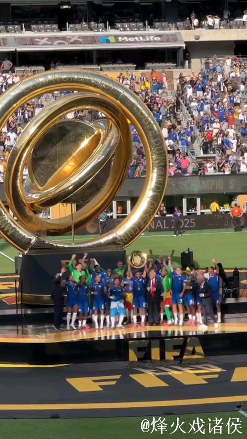 切尔西晒世俱杯奖杯搭机照:奖杯回家,一路顺风 切尔西晒世俱杯奖杯搭机照:奖杯回家,一路顺风