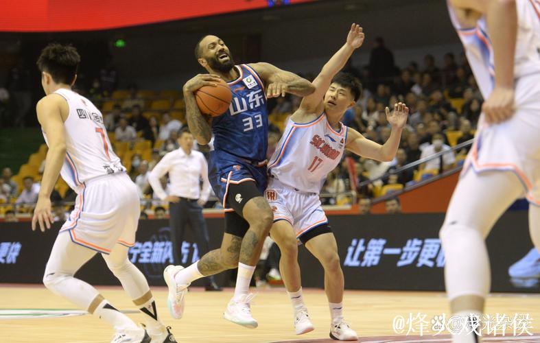 巴萨连续17年支付不合理费用，龙赛罗质疑难以辩解